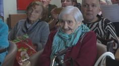 Klienti domova pro seniory si zpříjemňují advent. Se zaměstnanci zpívají koledy