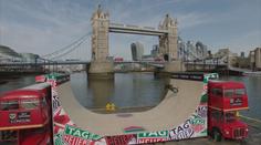 Mezi doubledeckery před Tower Bridge. Skateboardová hvězda zářila v Londýně