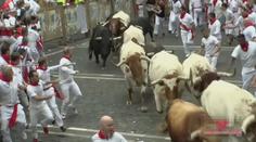 Ulice Pamplony se zbarvily krví. Při běhu z býky se zranilo 6 lidí
