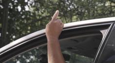 Frajírci v BMW si troufli na policejní hlídku. Za vystrčené prostředníčky jim hrozí vězení