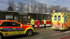 V Olomouci spadl chlapec pod tramvaj. Záchranáři ho vyprostili zraněného