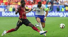 Rozhodl vlastní gól. Po bitvě gigantů se raduje Francie, Belgie končí