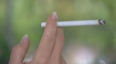 Počet mladých kuřaček roste. Lákají je elektronické cigarety s příchutěmi