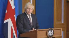 Britský premiér Johnson chce v zemi úplně zrušit nošení roušek