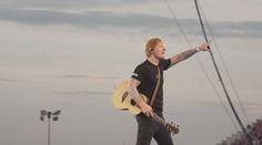 Ed Sheeran pobláznil Hradec. Jeho show na otočném pódiu byla plná hitů a efektů