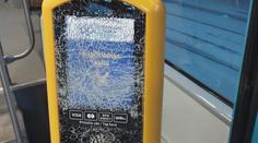 Mladík rozbil v tramvaji platební terminál. Pohádal jsem se se ženou, hájil se