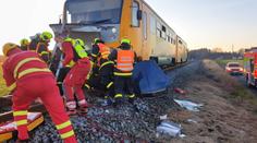 Auto vjelo na přejezd, narazil do něj vlak. Při nehodě se těžce zranilo dítě
