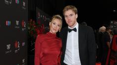 A je to venku. Hvězda NHL se oženila, nevěsta vystřídala několikery šaty