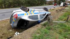 Policejní auto při honičce bouralo. Skončilo na střeše v příkopu