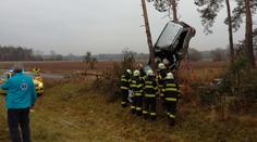 Řidička se synem (6) zapíchla auto mezi stromy! Teď bojuje o život