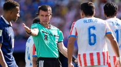 Katastrofální výkon. Francouzský tisk po postupu pálí do uzbeckého rozhodčího
