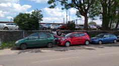 Řidič nezabrzdil auto. Našel ho pod parkovištěm na střeše
