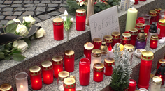 Česko se loučí s Patrikem Hezuckým. U pietního místa jsou desítky svíček