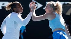 Siniaková postoupila do finále čtyřhry. Muchová a mužský debl na US Open končí