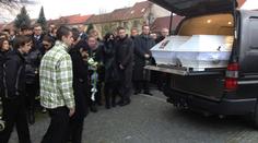 VIDEO z pohřbu Karolíny a Natálky: Bílé rakve a kolem nich bolest