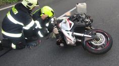 Motorkář nezvládl svůj stroj a skončil mimo silnici. Na místě zemřel