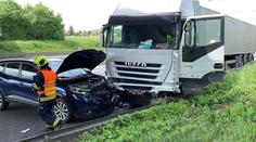 Kamion najel na dálnici do protisměru, srazil se s autem