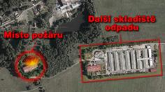 EXTRÉMNÍ NEBEZPEČÍ: Vedle hořícího skladu jsou haly napěchované odpadem