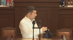 Okamura ve Sněmovně dlouho řečnil a pak se svlékl. Chtěl bych si udělat pohodlí, řekl