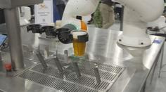 Na veletrhu v Brně představili robota, který čepuje pivo