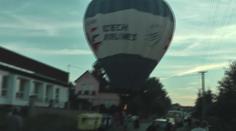 Balón přistál uprostřed vesnice. Hrozilo, že ho usmaží dráty