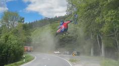 VIDEO: Zachraňovali životy a sami se s vrtulníkem málem zřítili