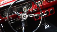 Volant Mustangu desítky let skrývá tajemství. Co Ford ukryl pod divokým koněm?