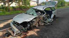Na Zlínsku se čelně srazila dvě auta. Jeden mrtvý, čtyři lidé jsou vážně zranění