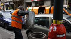 Popeláře pobodal agresivní řidič, přesto ještě hodinu tahal odpadky
