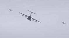 Česko slaví 25. výročí vstupu do NATO. Nad Prahou proletěly gripeny