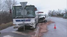 Školní autobus se srazil s dodávkou. Zemřel jeden muž