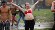 Sestry (15 a 16) tančily v dešti. Zastřelili je za to
