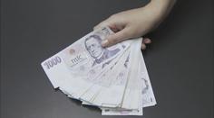 Muž podvedl vlastní babičku. Vyměnil jí peníze v peněžence za falešné