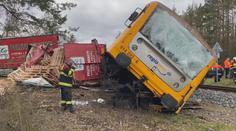 Vlak se po srážce s náklaďákem u Příbrami skoro převrátil, čtyři zranění
