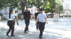 Policie vyrazila na partu grázlů na Letnou! Jednoho z nich zadržela