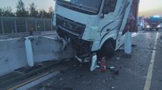 Na dálnici D35 narazil kamion do svodidel. Nehoda komplikovala dopravu