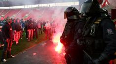 Brutální útok: Fanouškům Slavie došla trpělivost, na autobus letěla dlažební kostka