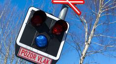 Kamion zůstal trčet na přejezdu na Pardubicku! Řidič utíkal vstříc vlaku