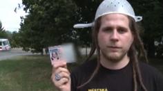 Tohle je první český pastafarián! Na občanku se vyfotil s CEDNÍKEM na hlavě!