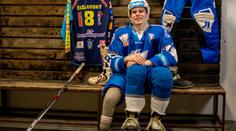 Hraje hokej i bez nohy! Mladý bojovník prohání i zdravé sportovce