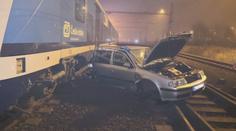 Na železničním přejezdu v Ostravě se srazil vlak s autem, řidič byl zraněn