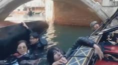 VIDEO: Turisté kvůli focení selfíček převrátili loď. Nezastavilo je ani varování