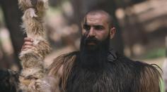 VIDEO: Kožešina, sekera a syrové jídlo. Muž skoncoval s běžným životem, v lese žije jako Tarzan