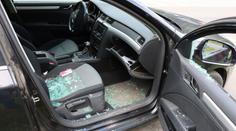 Zloději rozmlátí auto i kvůli prkotinám. V Brně je zlákal pouhý balíček bonbonů