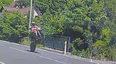 VIDEO: Hazardní jízda motorkáře. Obcí se řítil na zadním kole rychlostí 121 km/h