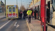 Neměl v tramvaji roušku, zato mával velkým nožem! Policie hledá svědky