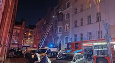 Požár na pražských Vinohradech vyhnal lidi z domu. Zranil se policista