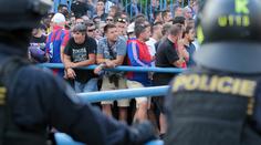 Fanoušci Hajduku v centru Liberce světlicí zapálili dům