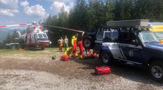 Jízda plná adrenalinu skončila tvrdým pádem, pro zraněného cyklistu letěl vrtulník