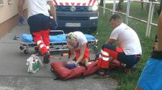Adrián (5) lezl po parapetu, jednou už z okna vypadl. Matka byla opilá